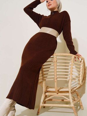 Yaka Fermuarlı Fitilli Uzun Triko Elbise Kahverengi