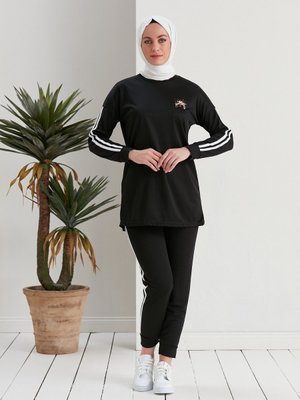 Sevimli Zürafalar Baskılı Şerit Detaylı Eşofman Takımı Siyah Sevimli Zürafalar Baskılı Şerit Detaylı Eşofman Takımı Siyah