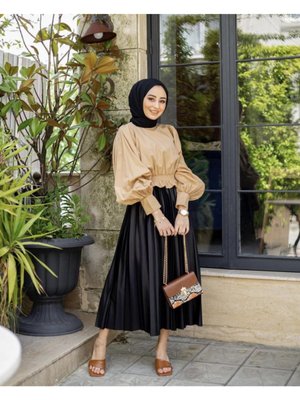 Siyah Deri Görünümlü Piliseli Uzun Etek