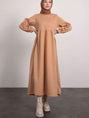 Önü Tek Dikiş Detaylı Elbise