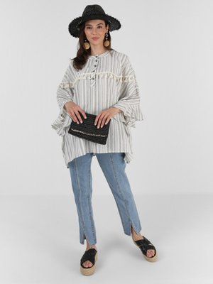 Siyah Yarım Düğmeli Püskül Detaylı Tunik Siyah Yarım Düğmeli Püskül Detaylı Tunik