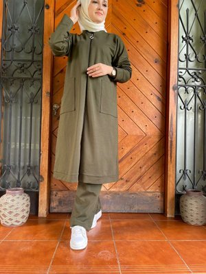 Haki Yeşil Fermuarlı Cepli Tesettür Eşofman Takım Haki Yeşil Fermuarlı Cepli Tesettür Eşofman Takım