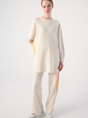 Ekru Pamuklu Renkli Garnili Paçası Yırtmaç Detaylı Eşofman Takımı