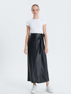 Siyah Bağlama Detaylı Deri Etek