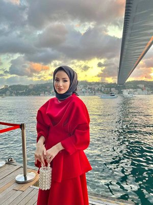 Kırmızı Puf Etekli Takım Kırmızı Puf Etekli Takım