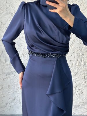 Belden Boncuk Detaylı Saten Abiye Elbise Lacivert Belden Boncuk Detaylı Saten Abiye Elbise Lacivert