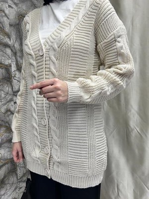 Beş Düğmeli Örgü Desenli Hırka Taş