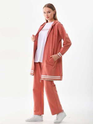 Şeritli Somon Renk Üçlü Spor Takım Kombin