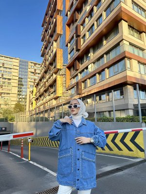Mavi Taş Detaylı Çift Cep Oversize Kot Ceket Mavi Taş Detaylı Çift Cep Oversize Kot Ceket