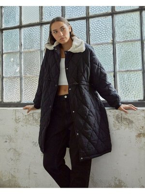 Siyah Kürk Detaylı Mont