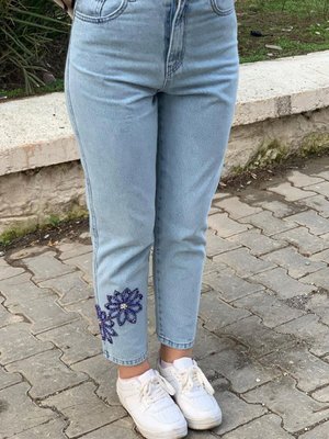 Açık Mavi Çiçek İşlemeli Ve Taşlı Denim Pantolon