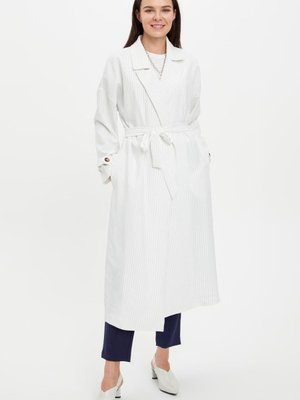 Relax Fit Çizgili Kuşak Detaylı Trençkot