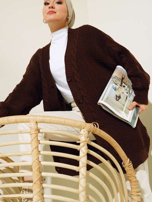 Örgü Desenli Önden Düğmeli Hırka Kahverengi