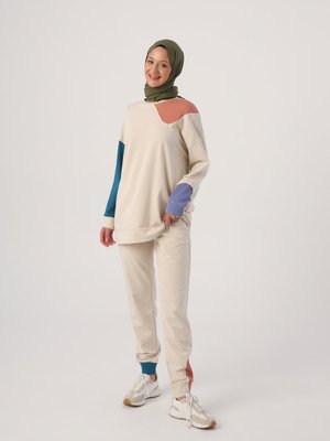 Açık Bej Renkli Garnili Eşofman Takımı