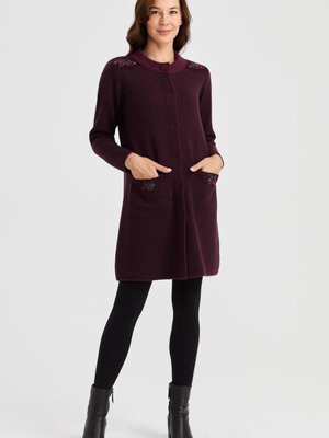 Mürdüm Dik Yaka Omzu Ve Cebi İşlemeli Uzun Kaban Mürdüm Dik Yaka Omzu Ve Cebi İşlemeli Uzun Kaban