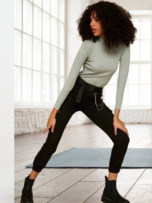 Siyah Kemerli Zincir Detaylı Paçası Lastikli Kargo Pantolon Siyah Kemerli Zincir Detaylı Paçası Lastikli Kargo Pantolon