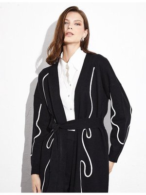 Exclusive Çizgi Tasarımlı Kuşaklı Hırka Siyah Exclusive Çizgi Tasarımlı Kuşaklı Hırka Siyah