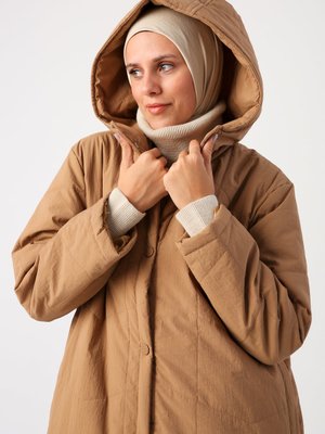 Toprak Kapüşonlu Çıtçıtlı Uzun Kapitone Mont Toprak Kapüşonlu Çıtçıtlı Uzun Kapitone Mont