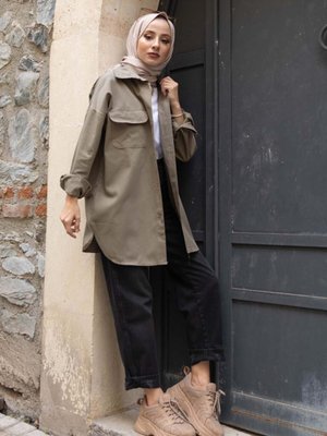 Kapaklı Iki Cepli Tahta Düğmeli Gömlek Kapaklı Iki Cepli Tahta Düğmeli Gömlek