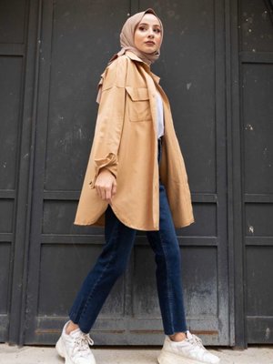 Kapaklı Iki Cepli Tahta Düğmeli Gömlek Kapaklı Iki Cepli Tahta Düğmeli Gömlek