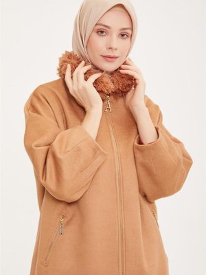 Yakası Kürklü Ve Çıtçıt Detaylı Kaban Camel