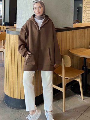 Önü Fermuarlı Kapüşonlu Yan Yırtmaçlı Üçiplik Sweat Hırka