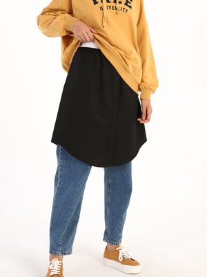 Siyah Içlik Pamuklu Gömlek Etek