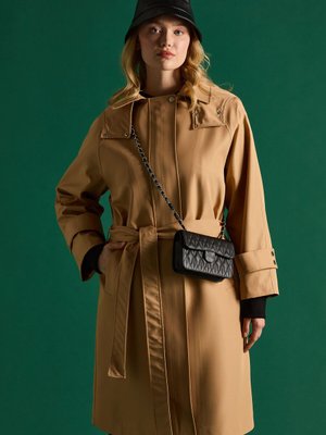 Yakası Kadife Trençkot Camel