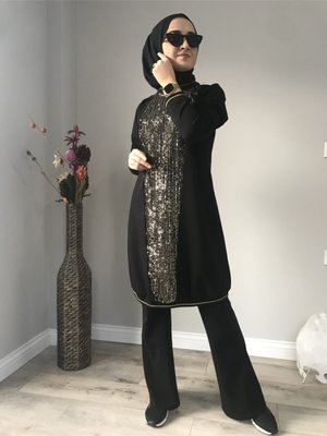 Gold Detaylı Siyah Eşofman Takımı Gold Detaylı Siyah Eşofman Takımı