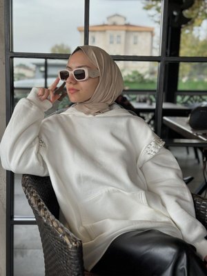 Taş İşlemeli Kapüşonlu Sweatshirt Ekru Taş İşlemeli Kapüşonlu Sweatshirt Ekru
