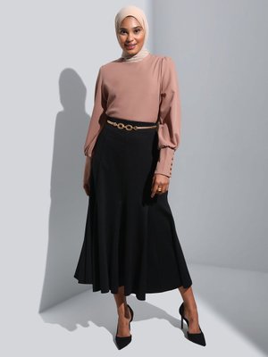 Siyah Kesik Detaylı Kumaş Etek