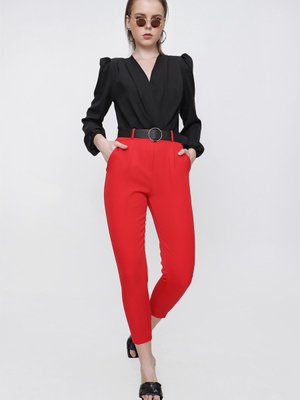 Kırmızı Halka Kemerli Pantolon Kırmızı Halka Kemerli Pantolon