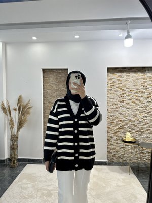 Taş Düğmeli Triko Hırka