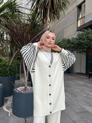 Kolları Çizgili Beyaz Triko İkili Takım