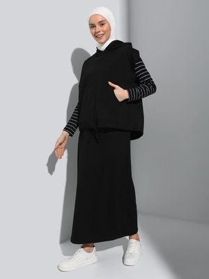 Siyah Kapüşonlu Kısa Kol Sweat & Etek İkili Takım