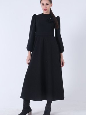 Siyah Tüvid Kumaş Çiçek Detaylı Kolları Lastikli Seyyar Kuşaklı Uzun Elbise Siyah Tüvid Kumaş Çiçek Detaylı Kolları Lastikli Seyyar Kuşaklı Uzun Elbise