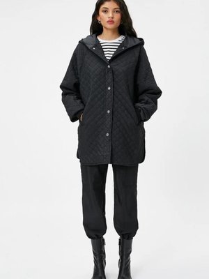 Siyah Kapitone Kapüşonlu Cepli Mont