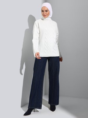 İnci Beyazı Jakarlı Triko Kazak