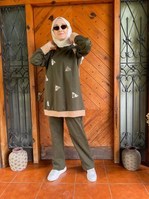 Üçgen Gold Payet Detaylı Tasarım Tesettür Eşofman Takımı Üçgen Gold Payet Detaylı Tasarım Tesettür Eşofman Takımı