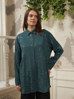 Geometrik Desenli Zümrüt Renk Oversıze Jakarlı Gömlek