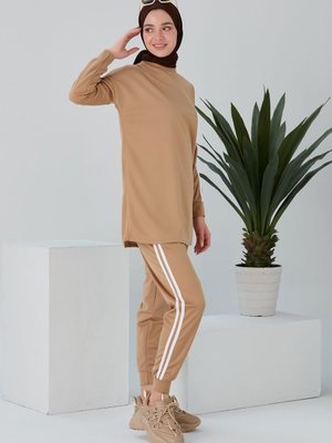 Sevimli Zürafalar Baskılı Şerit Detaylı Eşofman Takımı Camel Sevimli Zürafalar Baskılı Şerit Detaylı Eşofman Takımı Camel