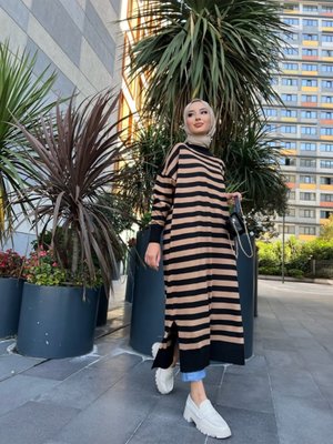 Harika Yanları Yırtmaçlı Çizgili Uzun Triko Tunik