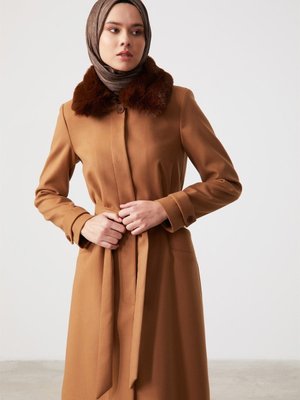 Kürk Yaka Düğmeli Kaşe Kaban Camel