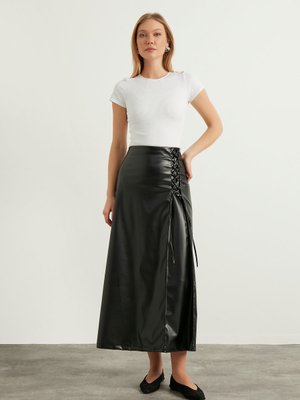 Siyah Linea Deri Etek