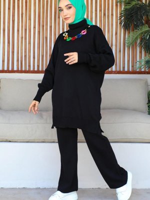 Renkli Kolye Detaylı Triko Takım Siyah