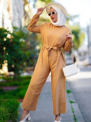 Sırt Fermuarlı Beli Kemerli Tulum Vizon Sırt Fermuarlı Beli Kemerli Tulum Vizon