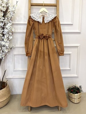 Seyyar Dantel Yakalı Kahverengi Fitilli Kadife Elbise Seyyar Dantel Yakalı Kahverengi Fitilli Kadife Elbise