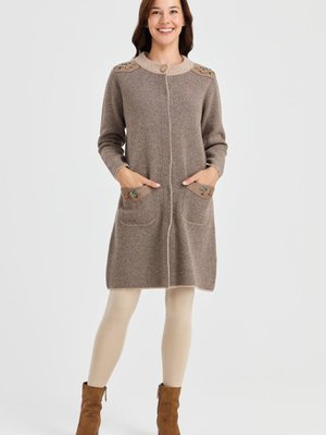 Dik Yaka Omzu Ve Cebi İşlemeli Bej Uzun Kaban Dik Yaka Omzu Ve Cebi İşlemeli Bej Uzun Kaban