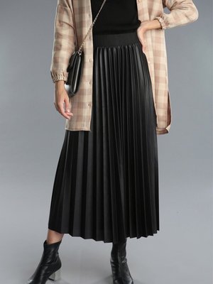 Siyah Deri Görünümlü Piliseli Etek Siyah Deri Görünümlü Piliseli Etek