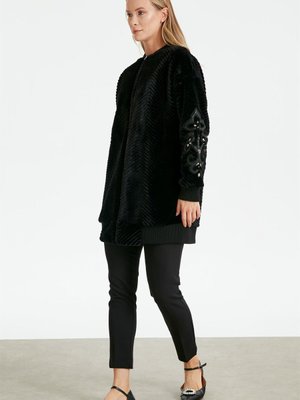 Kolları Deri Nakışlı Kürk Bomber Ceket Siyah Kolları Deri Nakışlı Kürk Bomber Ceket Siyah